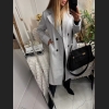 Elegancki płaszcz damski w jasnoszarym kolorze  w jodełkę